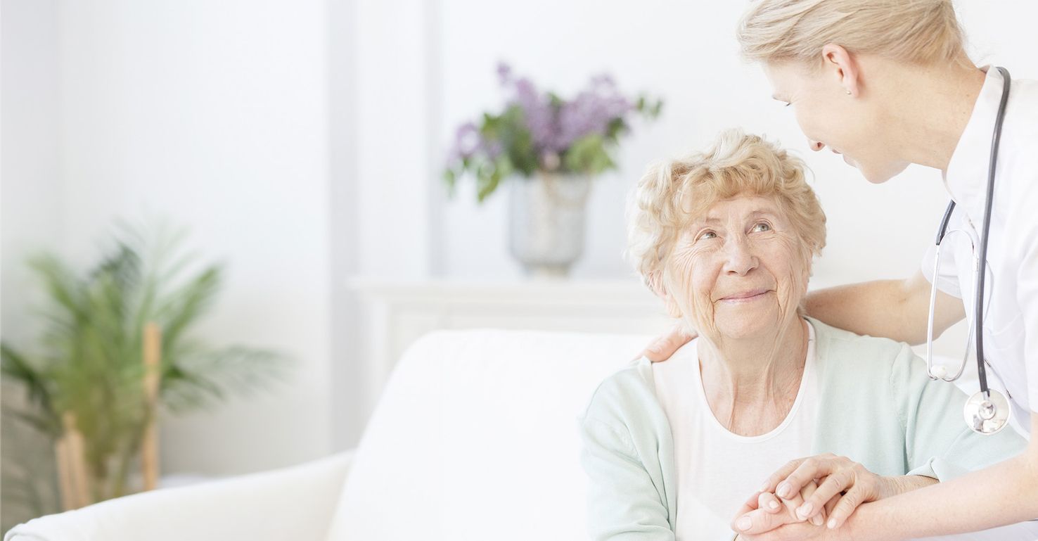 Eine Pflegekraft mit einer älteren Dame.